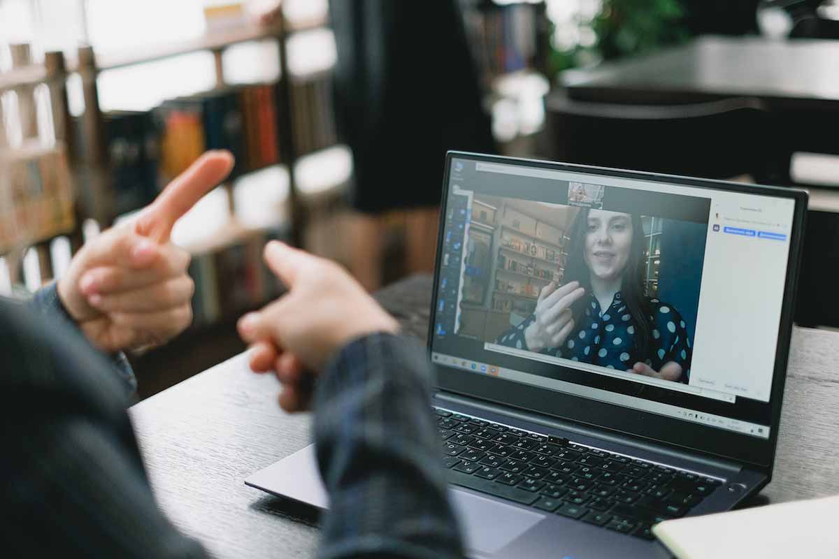 due persone parlano in call con la lingua dei segni