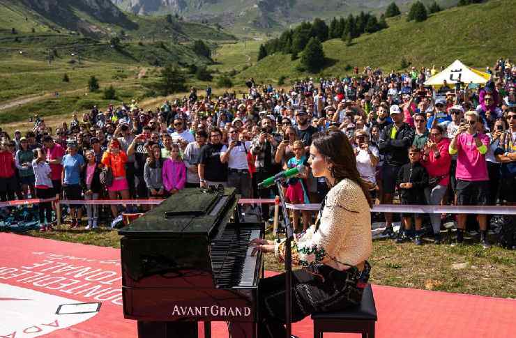 La cantante Francesca Michielin durante un concerto in piena montagna