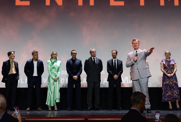 Christopher Nolan con il cast di Oppenheimer