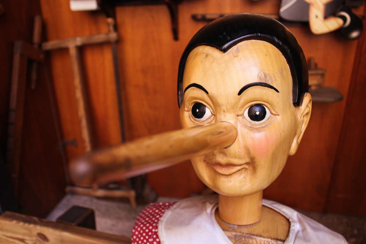 Pinocchio fatto a burattino di legno e dipinto con il naso lungo