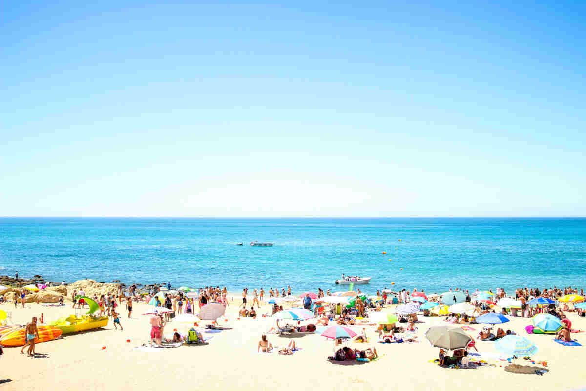 Una spiaggia affollata in estate