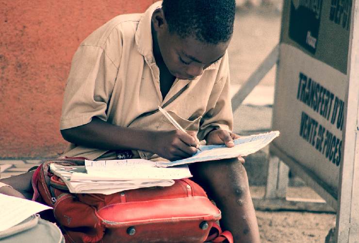 Un bambino a scuola in Africa