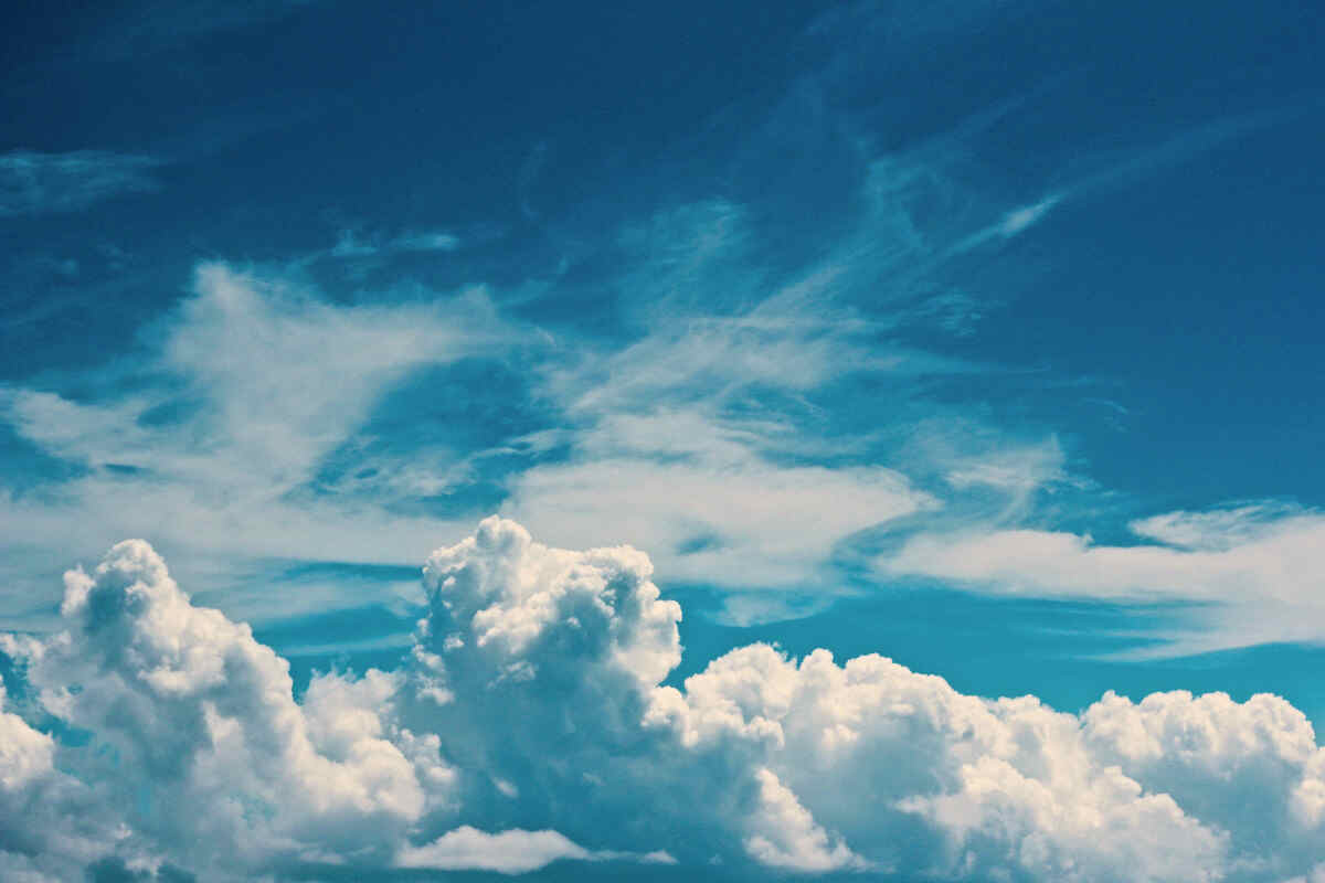 Un cielo azzurro con le nuvole