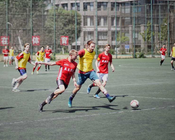 Ragazzi giocano a calcio in un'Università in Cina