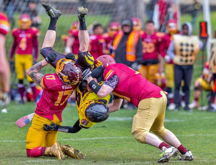 Ragazzi praticano lo sport del football americano in un college