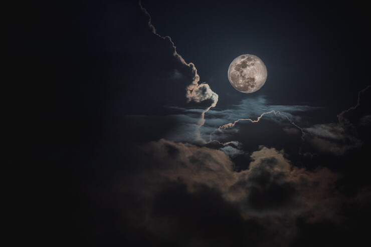 Luna in un cielo nuvoloso 