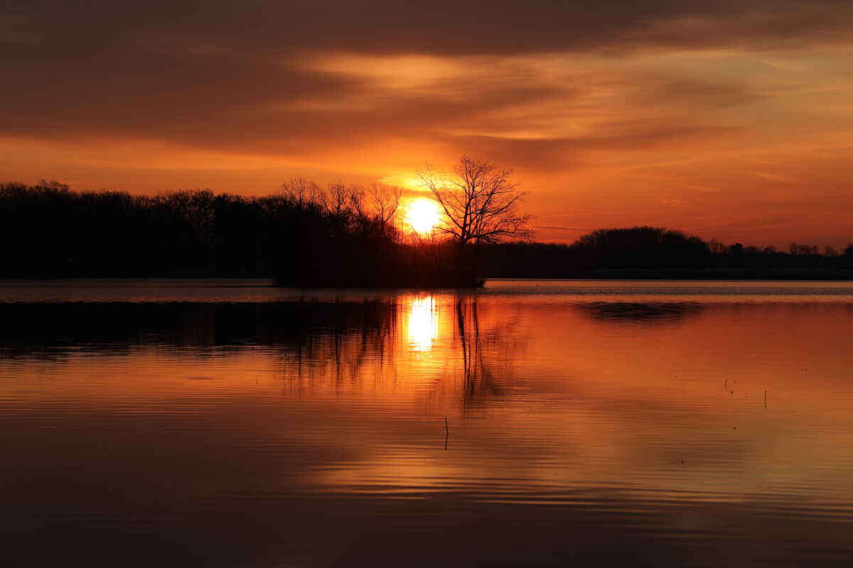 Tramonto su un lago