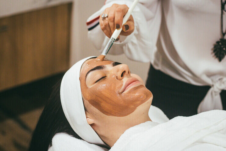 Una donna si sottopone a un trattamento di bellezza al viso