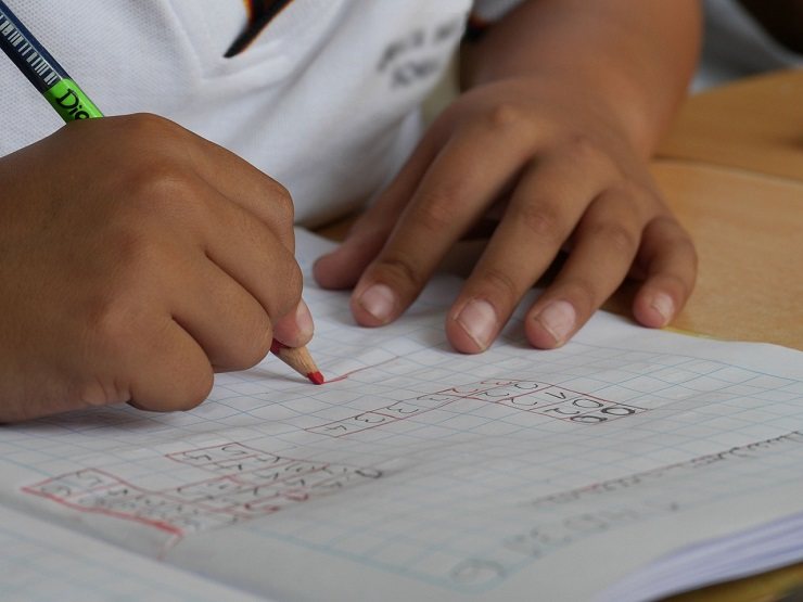 Un bambino che studia