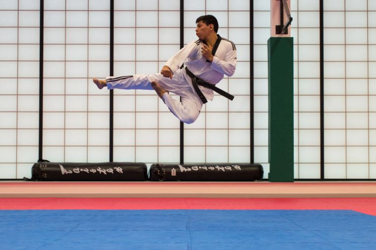 Karateka mentre esegue un calcio volante