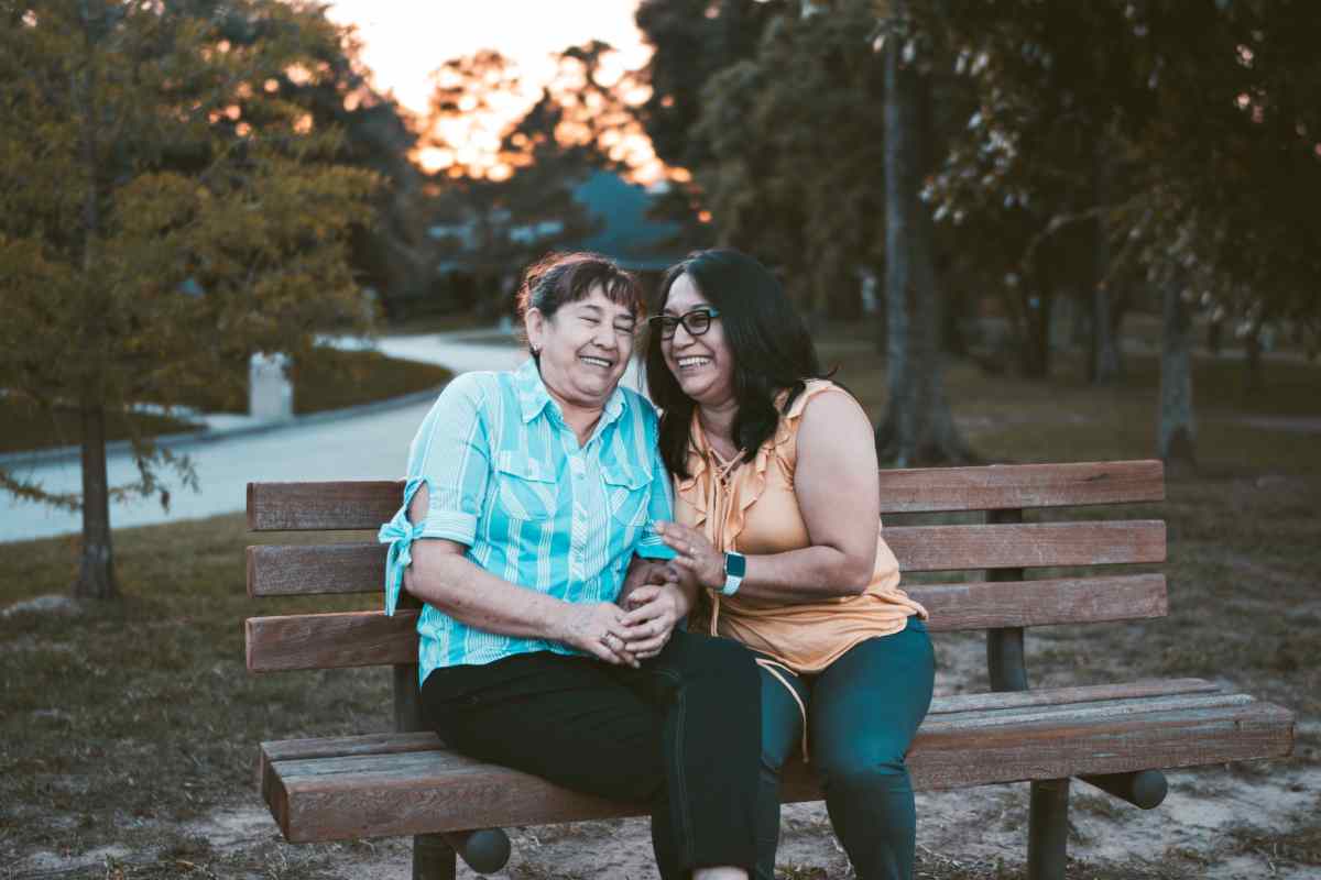 Due donne ridono su una panchina