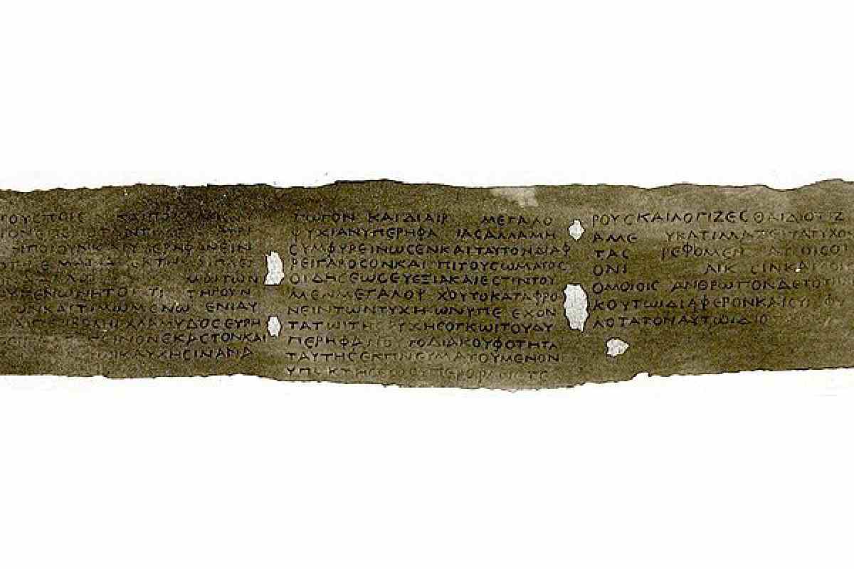 Lunga striscia di papiro con caratteri grechi inscritti