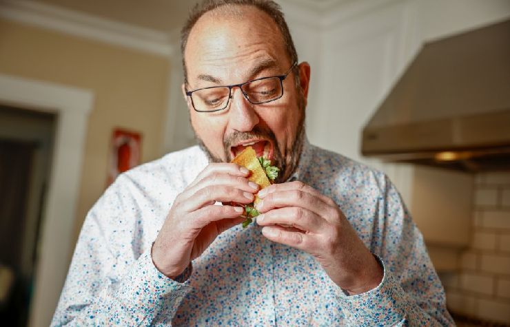 Barry Enderwick che agguanta un succoso panino