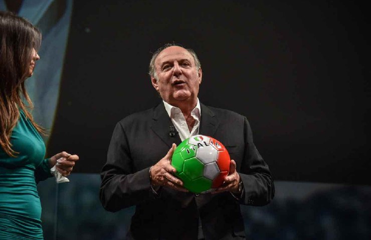 Gerry Scotti con in mano un pallone da calcio