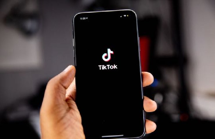 Il logo di TikTok su di uno smartphone
