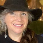 Donna con cappello da strega