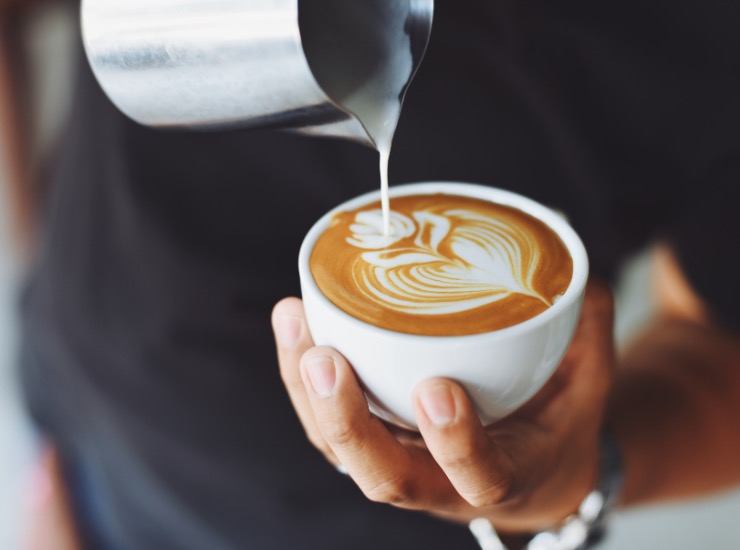 Un cappuccino con un brico di latte