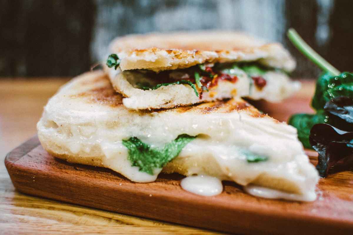 Panino fumante con verde e formaggio filante