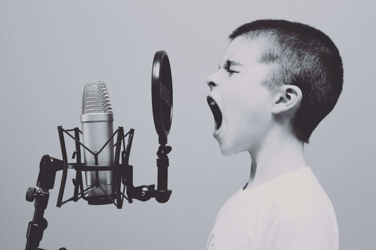 Un ragazzino grida dentro un microfono