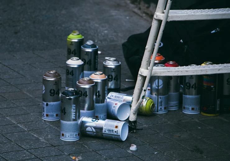 Lattine, bombolette spray con colori