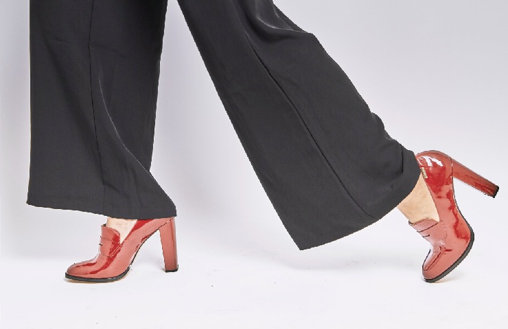 Le scarpe rosse sono un trend super modaiolo del 2024