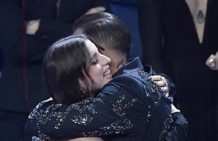 Abbraccio tra Geolier e Angelina Mango a Sanremo 2024