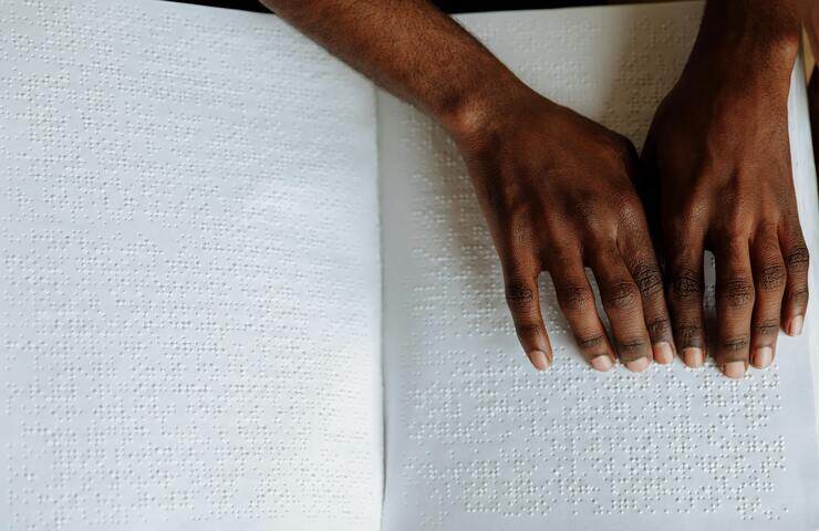 mani che leggono il codice braille