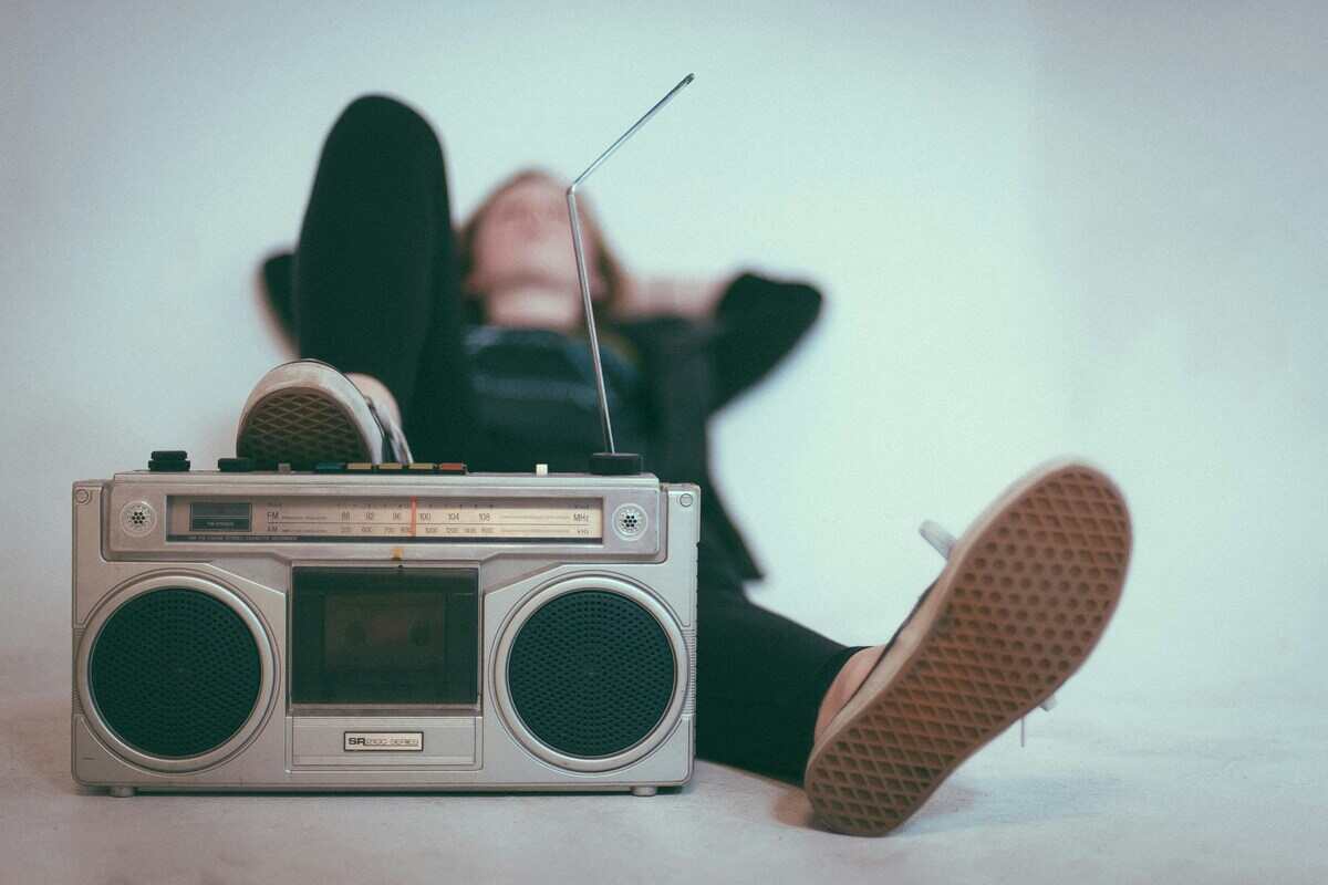 ragazzo appoggiato con un piede sulla radio