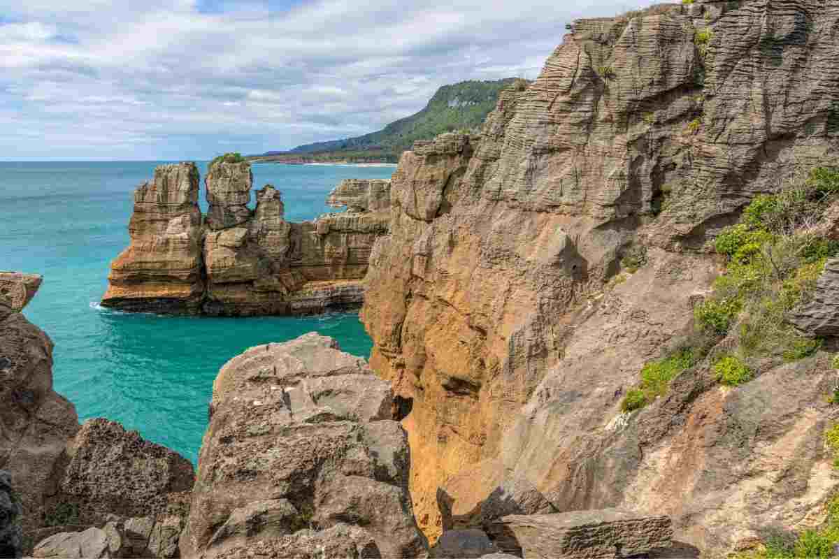 La formazione geologica delle Pancake Rocks sulla costa occidentale dell'Isola del Sud della Nuova Zelanda. L'isola è la punta di un vasto continente sommerso (Zealandia) che gli scienziati hanno appena mappato