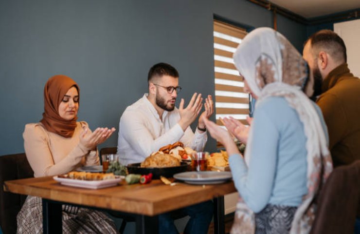 Famiglia mangia dopo il tramonto durante il Ramadan