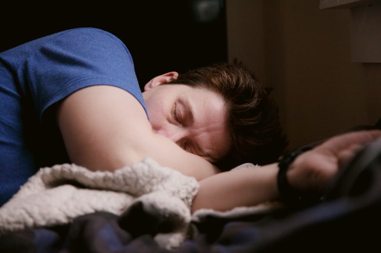 Riposare il giusto numero di ore e nella maniera corretta è fondamentale per sentirsi bene: il sonno deve essere protetto