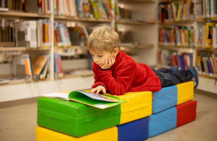 Bambino che legge un libro