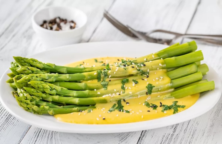 Asparagi con salsa olandese