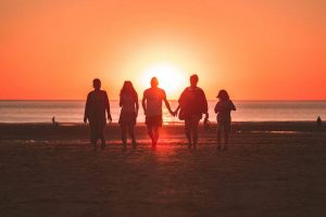 famiglia al tramonto in spiaggia