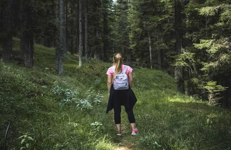 donna cammina da sola nel bosco
